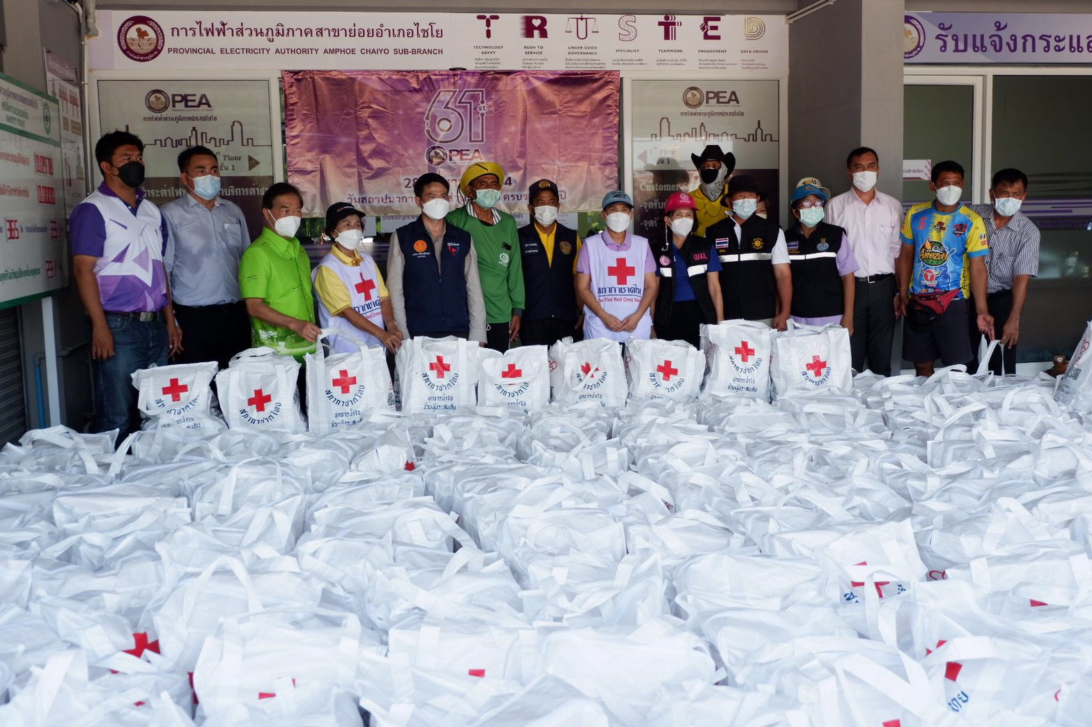 นายกเหล่ากาชาดจังหวัดอ่างทอง ลงพื้นที่เยี่ยมราษฎรผู้ประสบอุทกภัย ในพื้นที่ตำบลจรเข้ร้อง อำเภอไชโย จังหวัดอ่างทอง