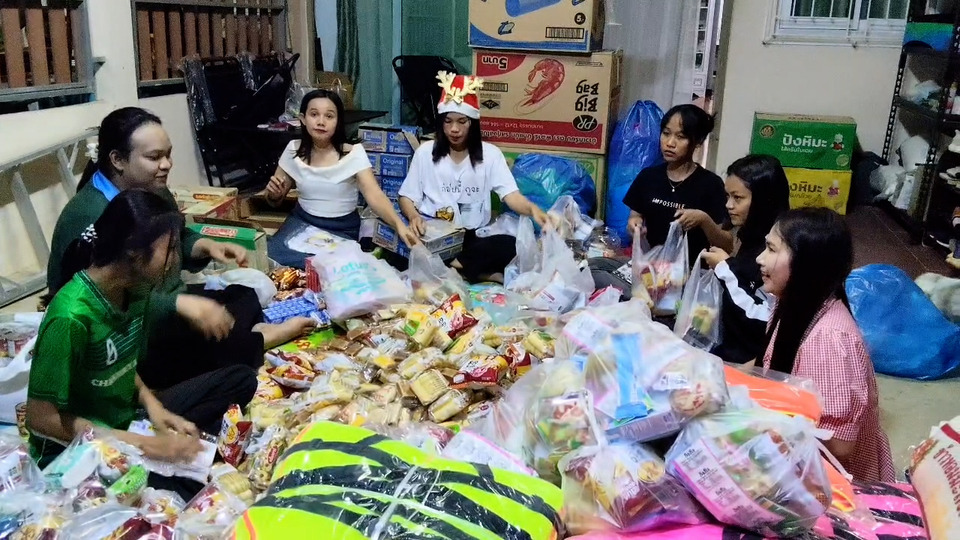 น้ำใจชายแดน! ชาวสุรินทร์รวมพลังแพ็คสิ่งของ ส่งช่วยพี่น้องน้ำท่วมใต้
