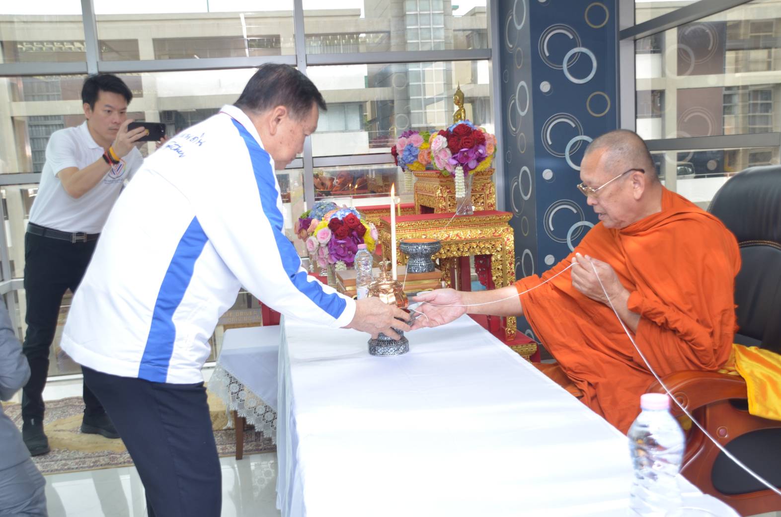 "บิ๊กน้อย" นำทัพเปิดที่ทำการใหญ่ "พรรครวมแผ่นดิน" นิมนต์เจ้าอาวาสวัดสระเกศ เจิมมงคลเอาฤกษ์เอาชัย