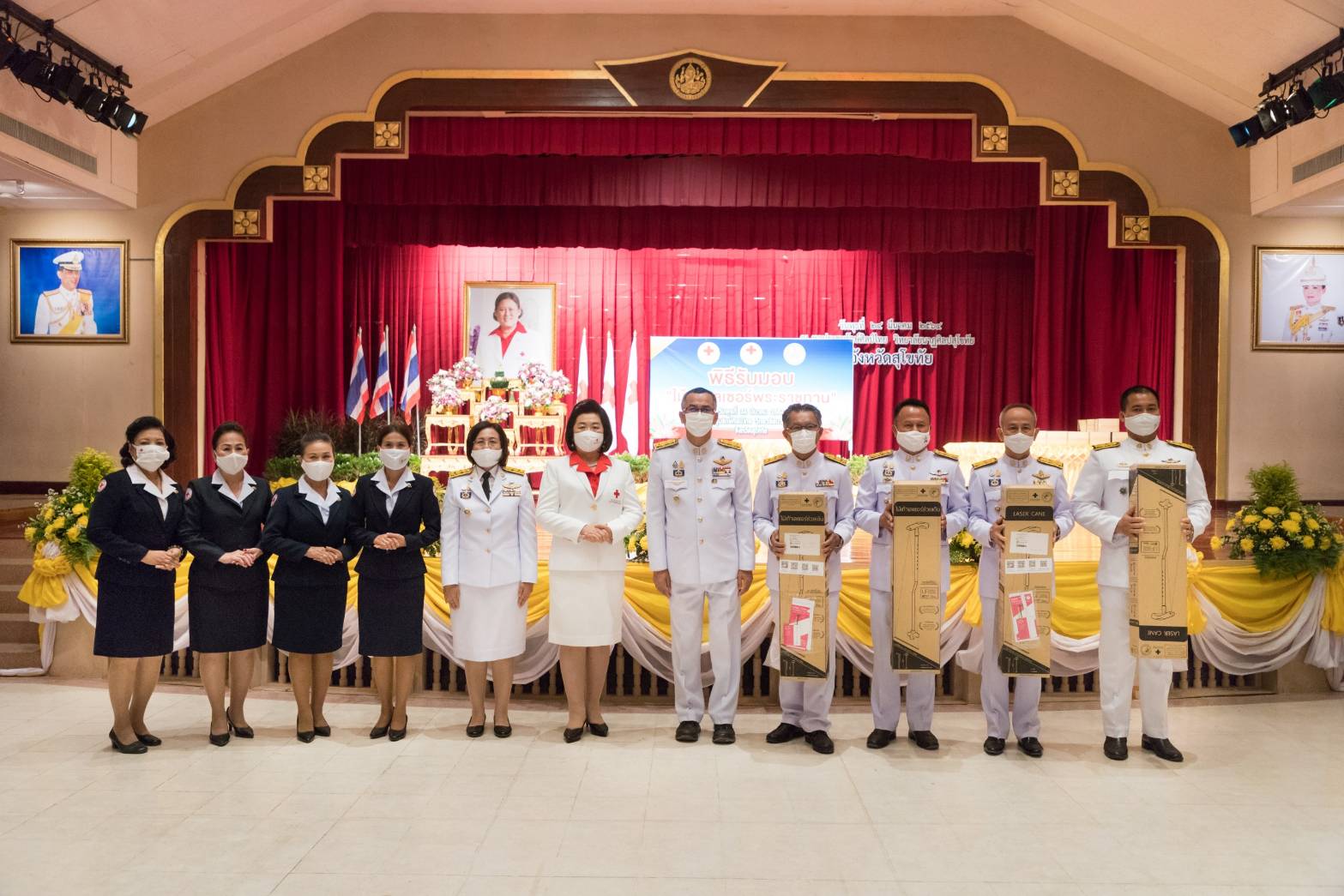 สุโขทัย ประกอบพิธีมอบ “ไม้เท้าเลเซอร์พระราชทาน” แก่ผู้ป่วยโรคพาร์กินสัน
