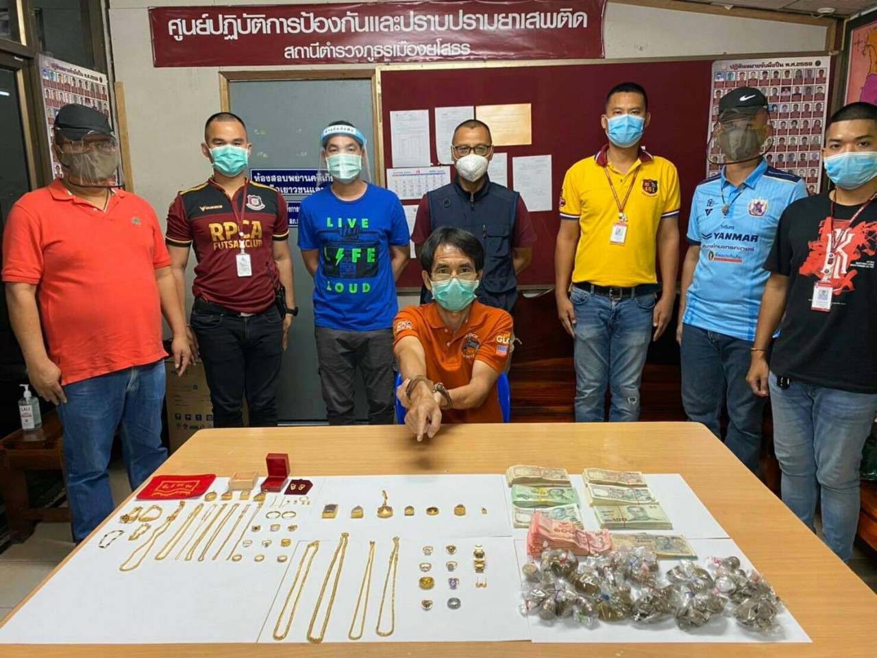 ตร.ยโสธรจับกุมคนร้ายที่ตระเวนก่อเหตุลักทรัพย์พร้อมของกลางสร้อยคอทองคำและเงินสดจำนวนมาก