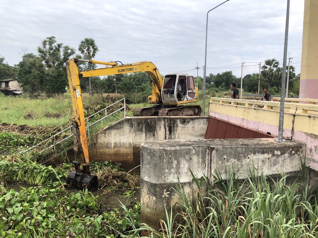 คป.ปราจีนบุรี เร่งกำจัดวัชพืช ที่กีดขวางทางน้ำ ณ ประตูระบายน้ำสารภี 2