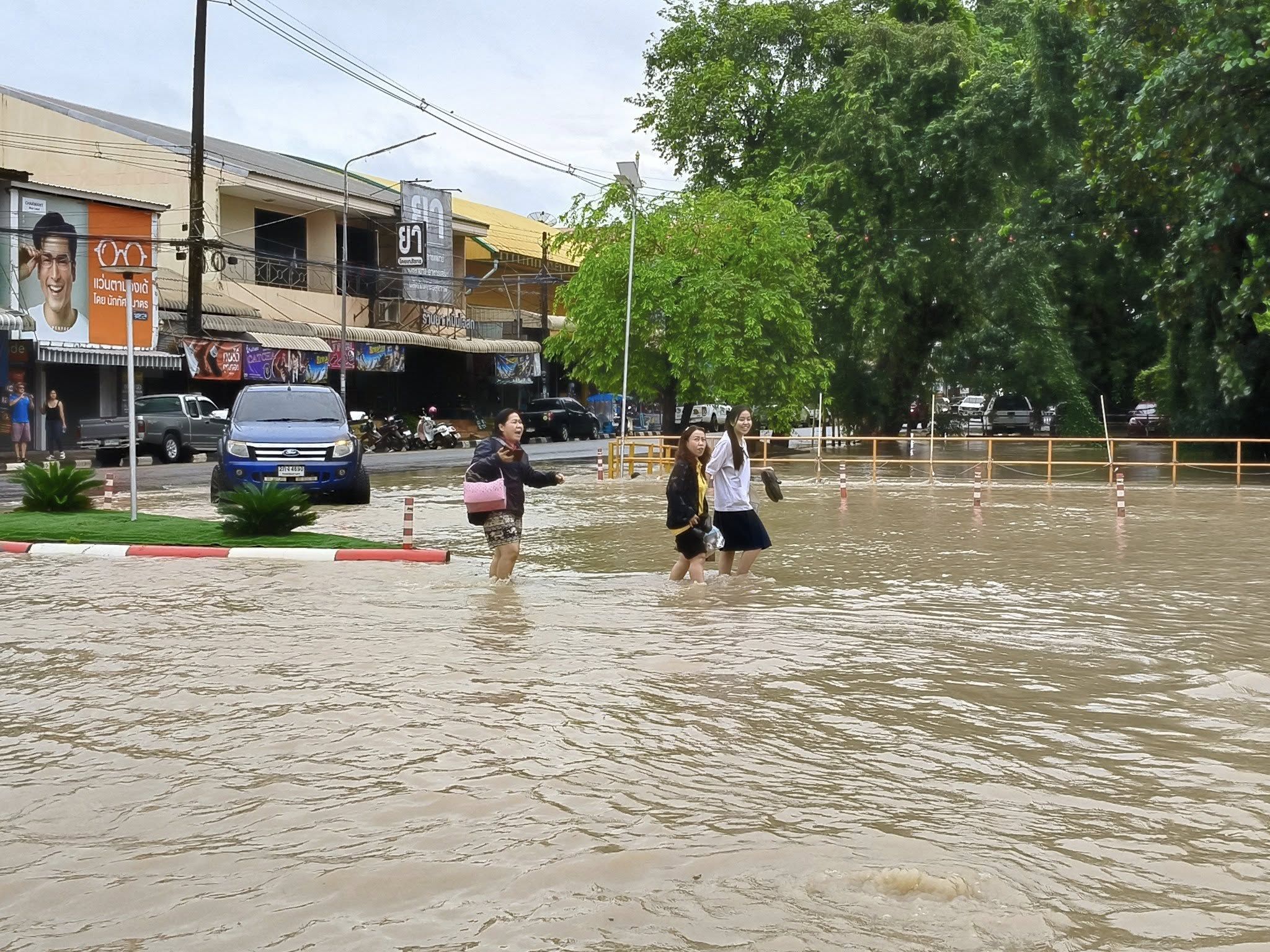 "อุดรธานี" อ่วมหนัก! "พายุบัวลอย" ถล่มฝนตกทั้งคืน น้ำท่วมหลายอำเภอ-สะพานขาด สูญหายแล้ว 3 ราย
