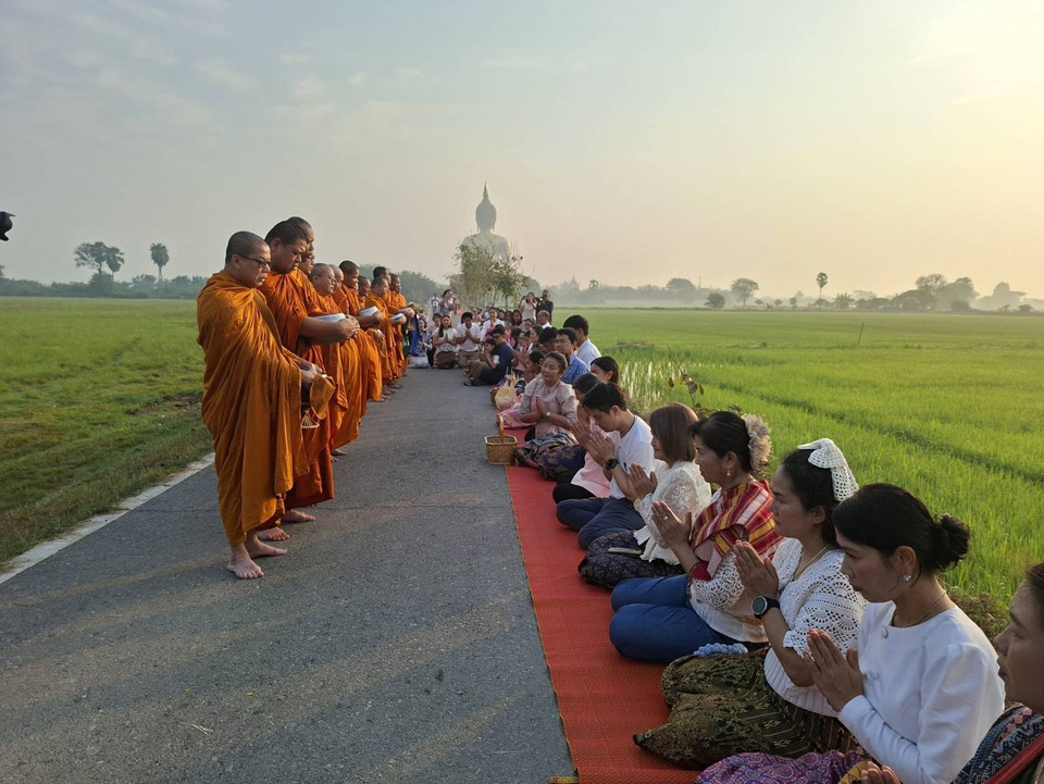 ปีละครั้ง! ชาวอ่างทองตักบาตรวาเลนไทน์หลังองค์พระใหญ่ วัดม่วง