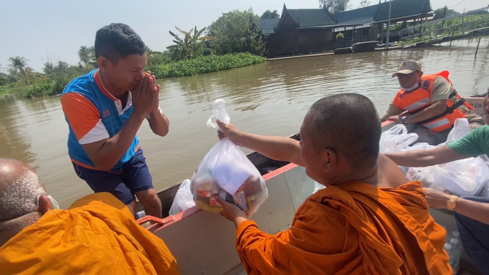 พระช่วยโยม คณะสงฆ์นนทบุรี ล่องเรือรอบเกาะเกร็ด มอบถุงยังชีพ 250 ถุง ช่วยผู้ประสบภัยน้ำท่วมริมเจ้าพระยา