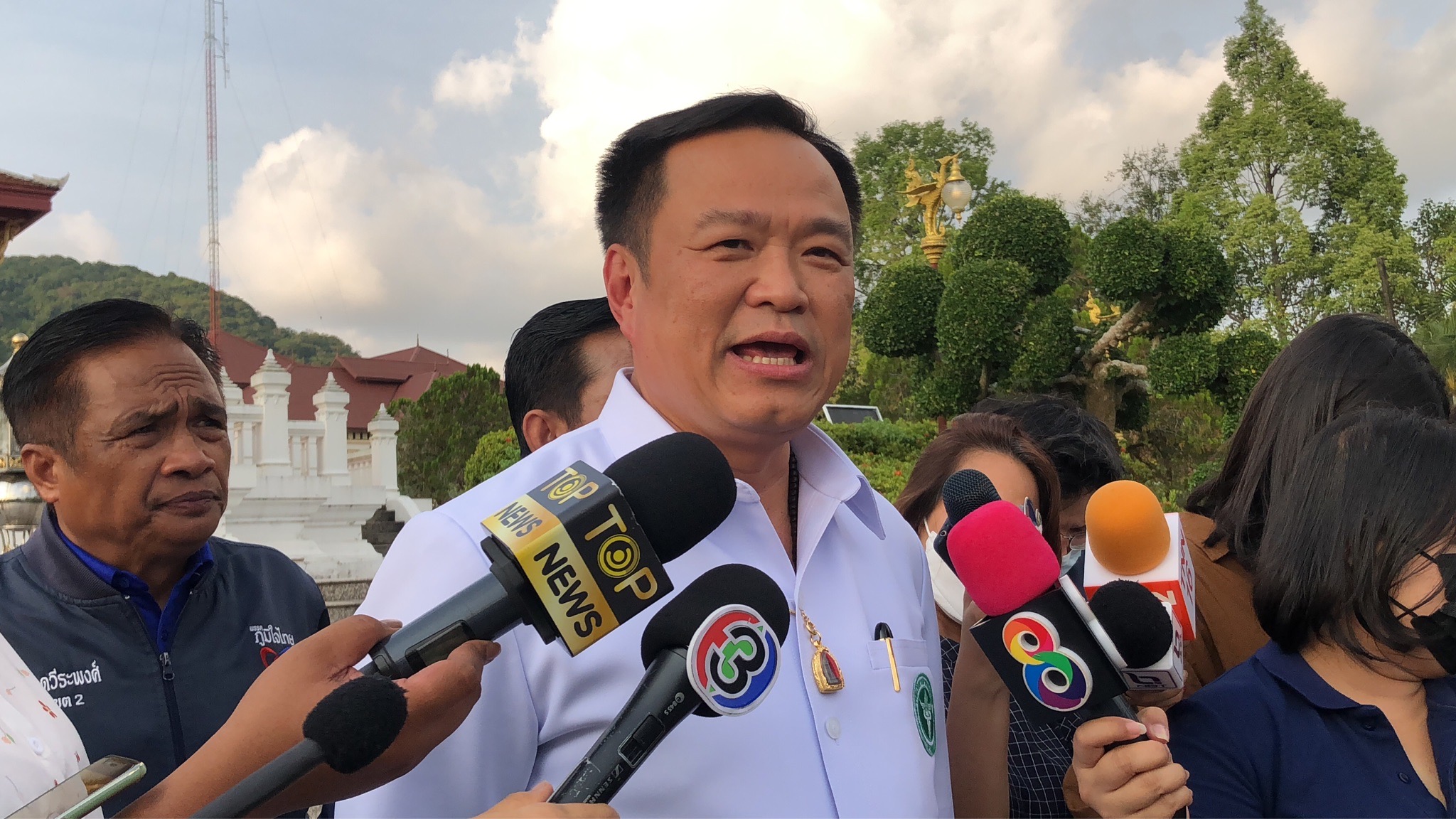 "เสี่ยหนู" เกทับ "ขับเครื่องบินอยู่แล้ว" ไม่ต้องปล่อยทีเซอร์ "ขี่ม้า-ลุยน้ำ" ลั่นปชช.ทุกคนรักษาโรครพ.ทุกแห่งเท่าเทียมกัน