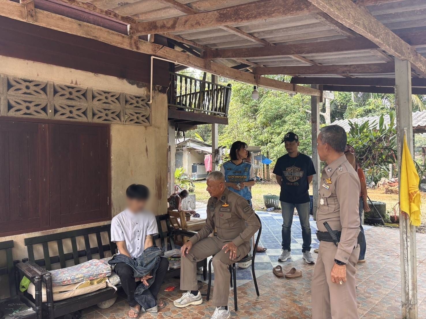 ชุมพร โจ๋เครียดสะสมขับจยย.ไปจ่อยิงเพื่อนบ้านดับ ไม่หนำใจคิดระแวงเมียคบชู้กับญาติ ตามยิงญาติเจ็บอีก 2 ราย
