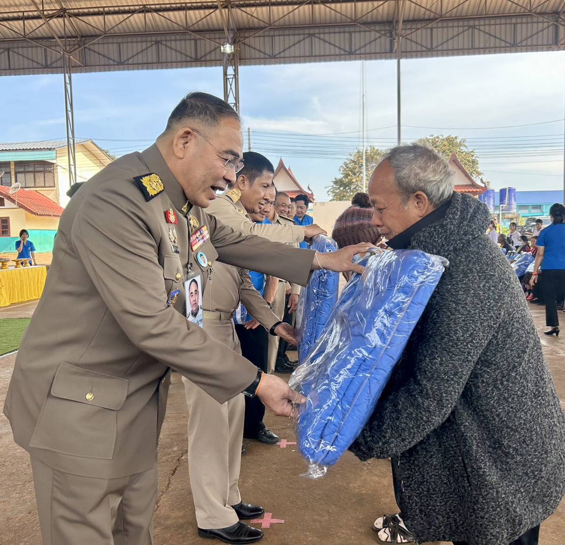 "ในหลวง-พระราชินี" พระราชทานผ้าห่มกันหนาว กับชุดยาและเวชภัณฑ์แก่ราษฎรที่ประสบภัยหนาวในพื้นที่จังหวัดนครสวรรค์ 