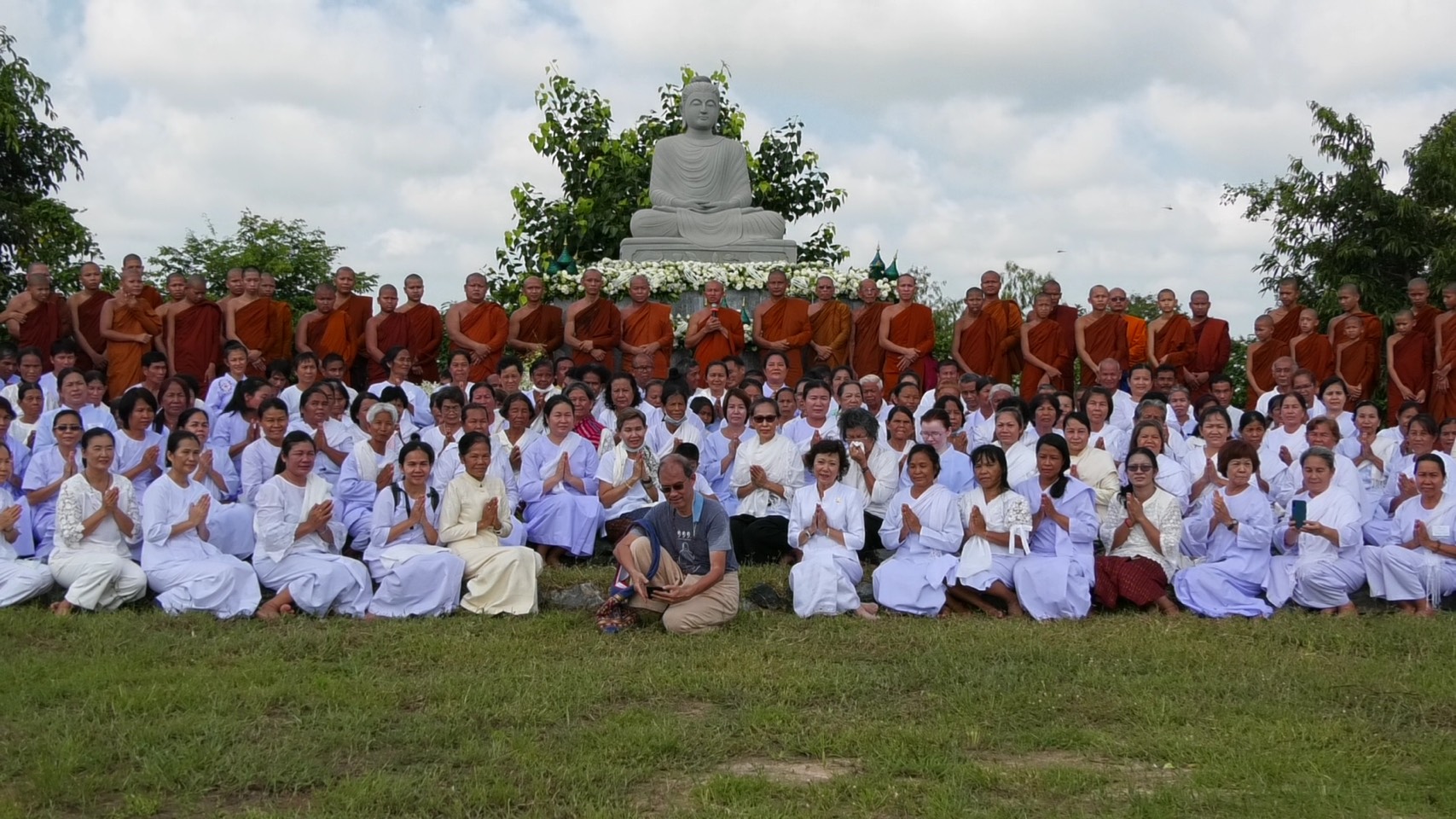 ประธานสภาอุตสาหกรรมท่องเที่ยวศรีสะเกษ นำคณะญาติธรรมร่วมขบวนแห่พระอรหันต์ 8 พระองค์ที่วัดโนนกุดหล่ม  