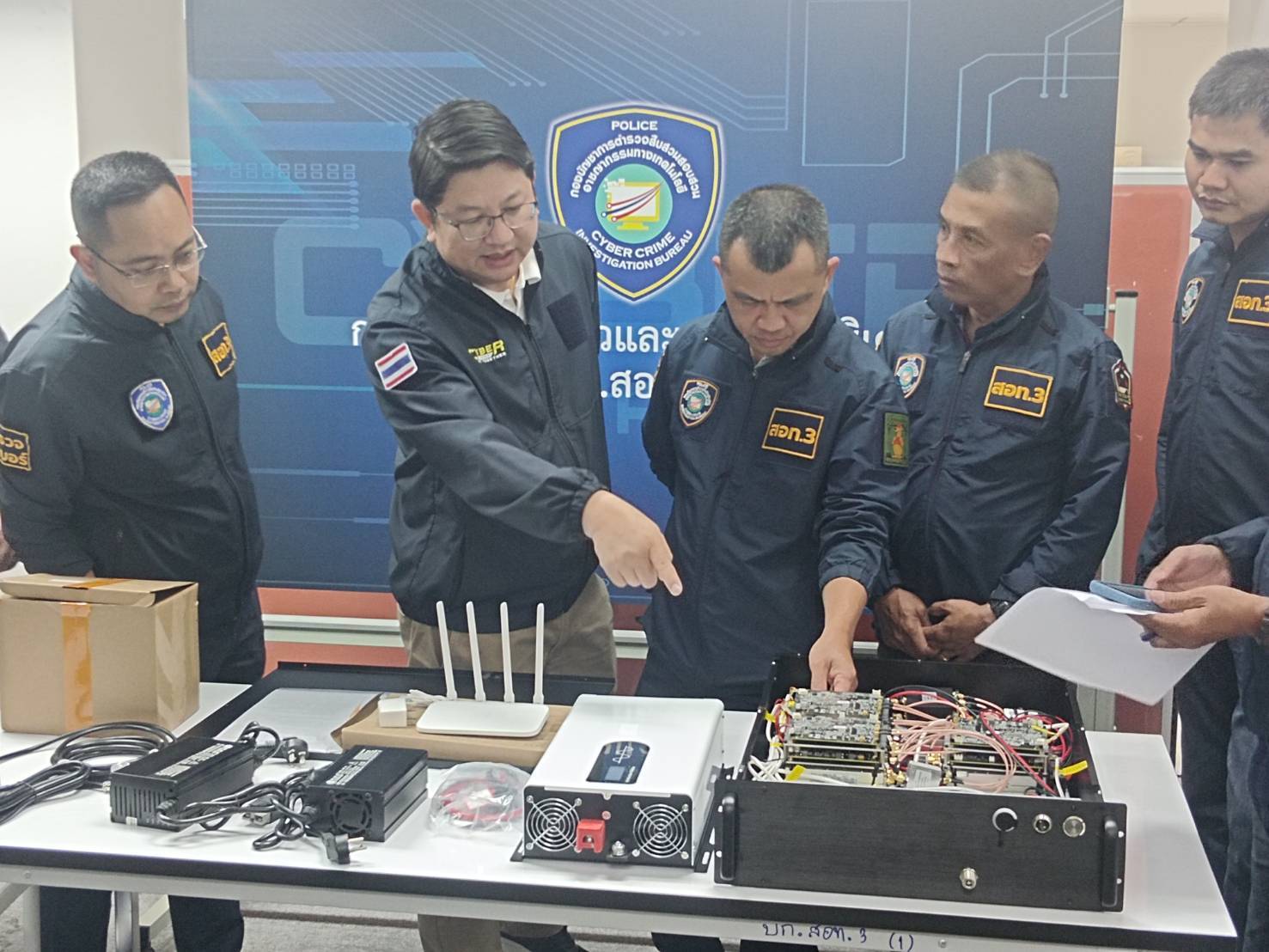ตำรวจขยายผลตัดเขี้ยวอาชญากรข้ามชาติยึดกล่องพัสดุชาวจีนเจออุปกรณ์เครื่องจำลองสถานีฐานครบชุด 