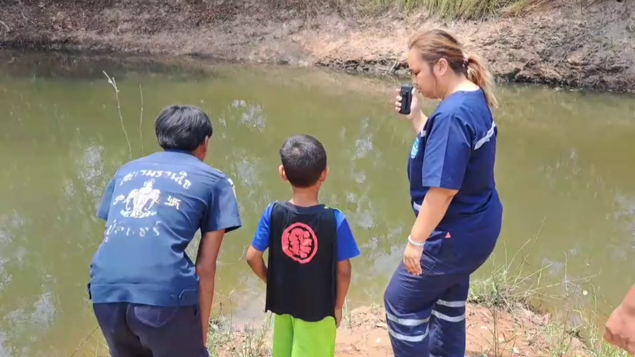 สองพี่น้องชวนไปดูรถแบคโฮกลางทุ่งนาน้องเกิดร้อนกระโดดลงสระดับ