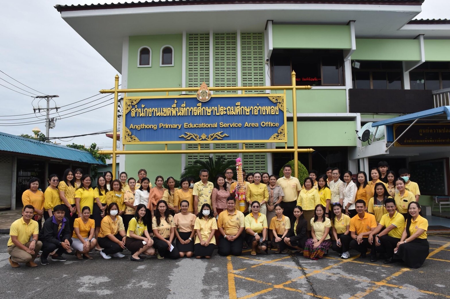 ผอ.สพป.อ่างทอง นำผู้บริหาร ข้าราชการครูและบุคลากรทางการศึกษา ร่วมถวายเทียนพรรษา