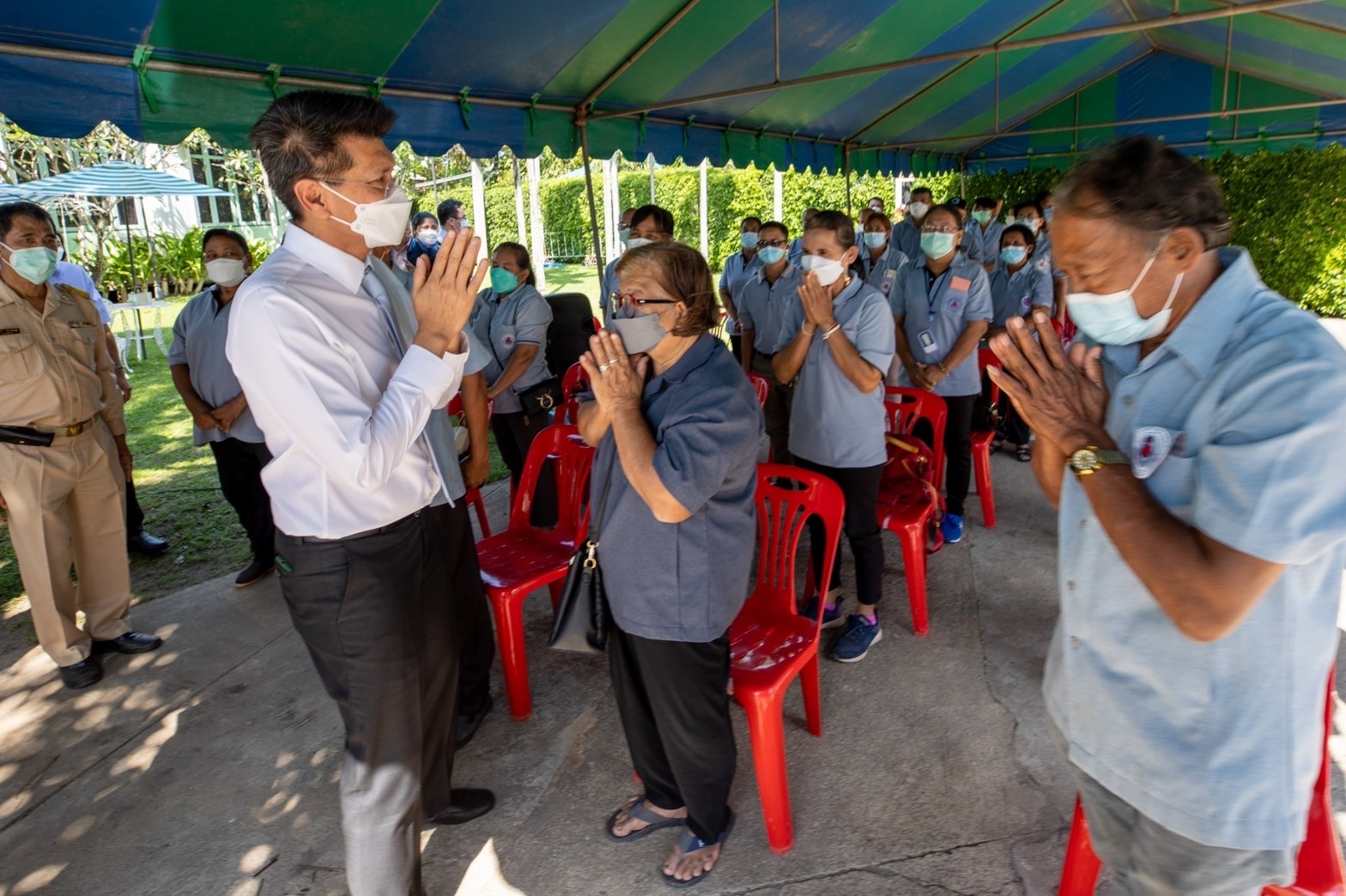 "สาธิต" รุดเยี่ยมให้กำลังใจ "บุคลากรอภัยภูเบศร-อสม." ที่ปราจีนบุรี หลังโควิด ระบาดหนัก