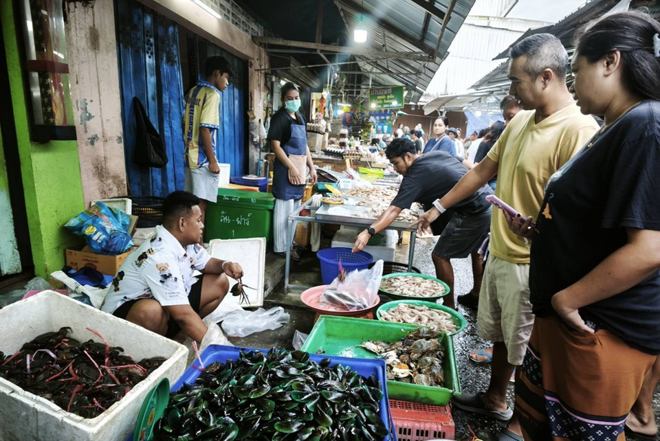 ชาวพังงาแห่จับจ่ายวัตถุดิบคึกคัก เตรียมฉลองเคาท์ดาวน์กับครอบครัว