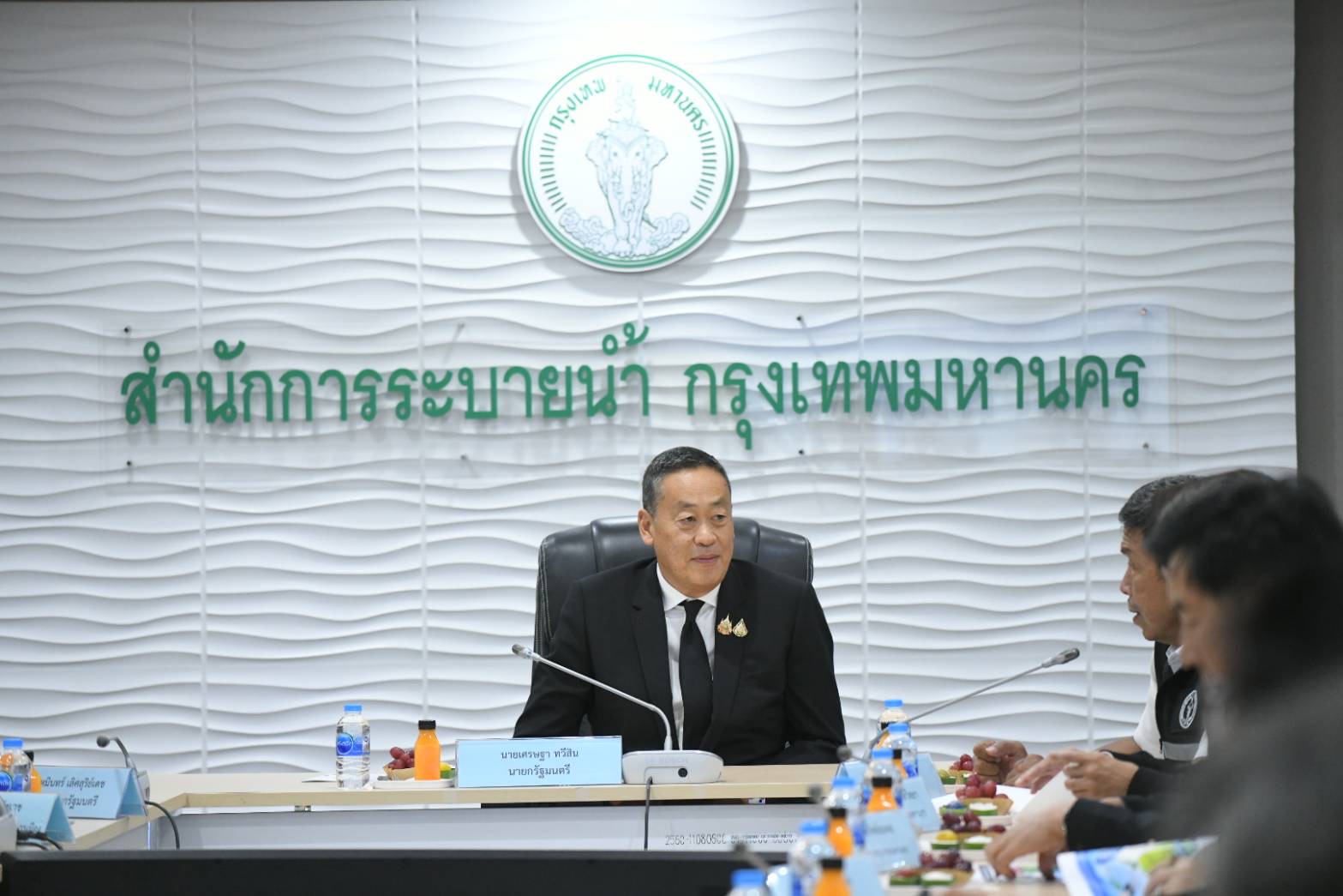 นายกฯ ตรวจเยี่ยมศูนย์ควบคุมระบบป้องกันน้ำท่วมกทม.หาแนวทางแก้ปัญหาร่วมกัน