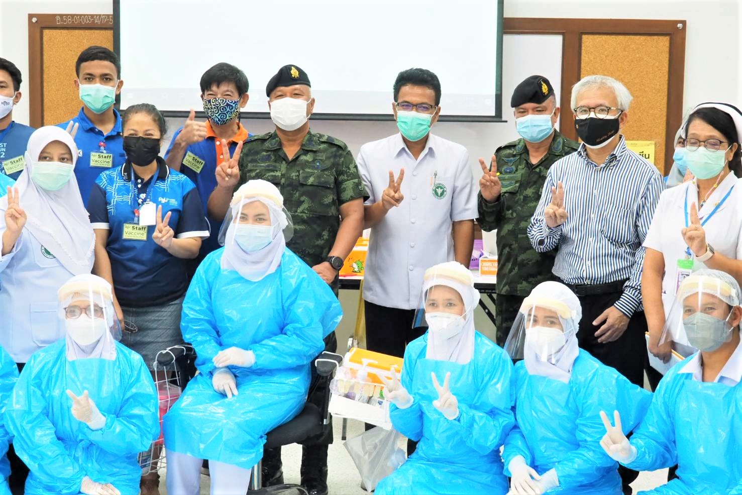 แม่ทัพภาค4 ร่วมให้กำลังใจ  ขณะที่มอ.มีผู้มาฉีดวัคซีนเกินเป้า   