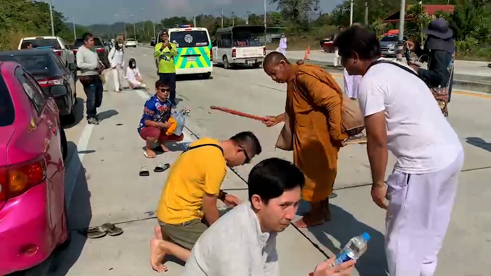 หลวงตาบุญชื่น ธุดงค์เข้าสู่ชายแดนตาก ท่ามกลางอากาศหนาวเย็น