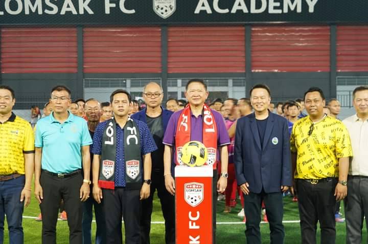 นายก​อบจ.เพชรบูรณ์​เปิดสนามกีฬาฟุตบอลหญ้าเทียม LOMSAK FC. STADIUM  