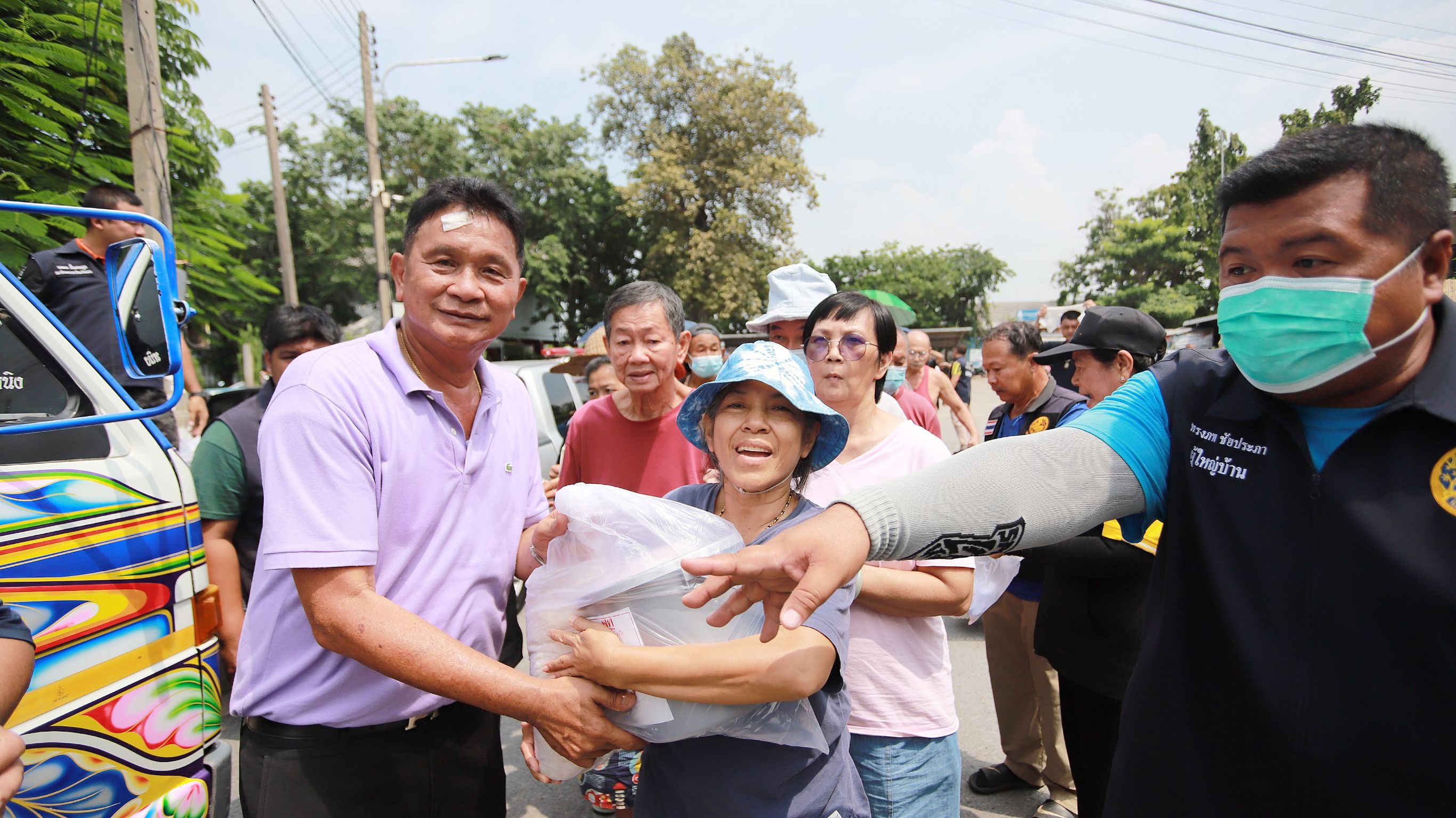 'สุรพงษ์'ควง'พร้อมพงศ์ และกลุ่มเพื่อนธรรมนัสลงพื้นที่มอบถุงยังชีพ 3,300 ถุง ชาวบ้านอำเภอสามโคก