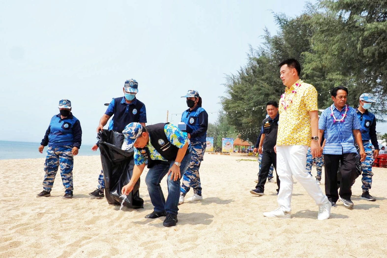 รรท.อทช.ลงพื้นที่ชายหาดบ้านกรูด เน้น จนท.ดูแลความปลอดภัย นทท.ช่วงสงกรานต์ 