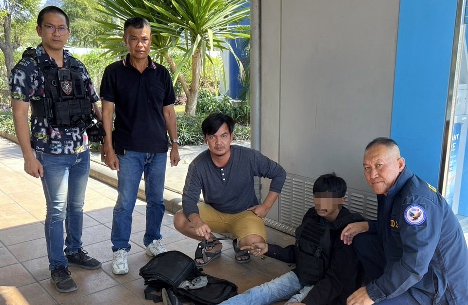 รวบหนุ่มเบญจเพสขายปืนออนไลน์ ล่อซื้อคาบ้าน ยึดอาวุธไทยประดิษฐ์เพียบ