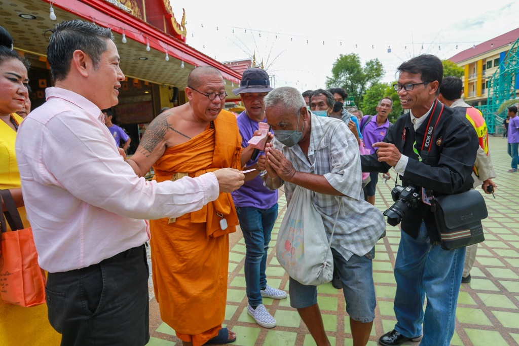 ส่องเลขประทัด!! ถวายมุทิตาจิตสักการะ 52 ปี "หลวงพี่น้ำฝน" แจกทานคนจนต่อคิวรับเงิน-กินข้าวฟรี 