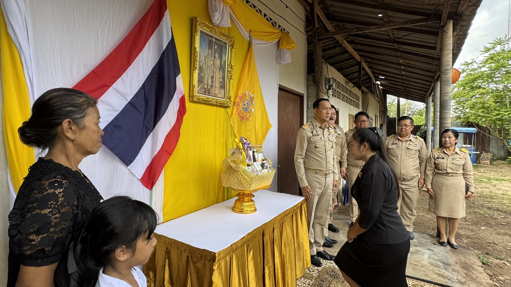 'ในหลวง'โปรดเกล้าฯผู้ว่าฯนราธิวาสเชิญตะกร้าสิ่งของพระราชทานมอบแก่ญาติผู้เสียชีวิตในเหตุการณ์ไม่สงบในพื้นที่สุไหงโก-ลก 