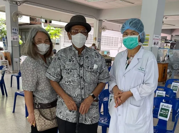 เหล่าศิลปินแห่งชาติเข้ารับฉีดวัคซีนแอสตร้าฯ เข็มแรก