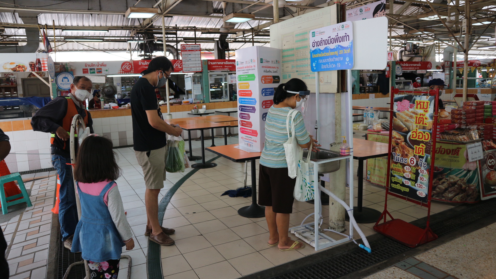 “มูลนิธิเพื่อผู้บริโภค” เสนอ สธ.ตรวจโควิดฟรี ให้ผู้ค้าในตลาดสด-ตลาดนัด