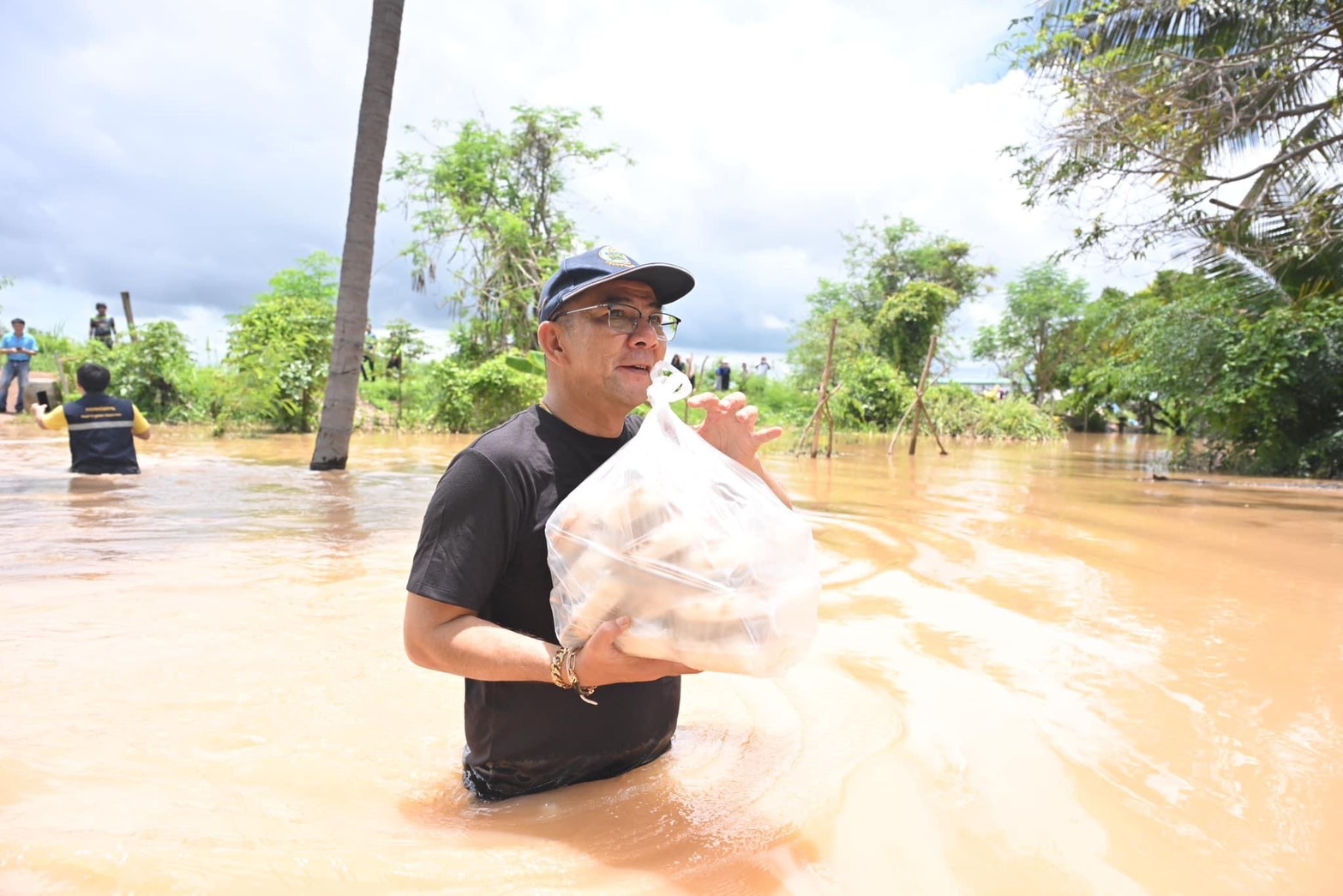 ผส.ชป.4 ลุยน้ำท่วมมอบถุงยังชีพชาวสวรรคโลก พร้อมคุมเข้มสถานการณ์น้ำในพื้นที่ จ.สุโขทัย