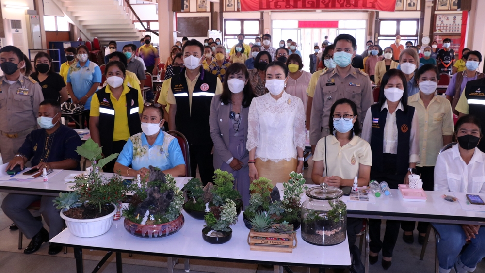 อบจ.โคราช อบรมจัดสวนถาด-สวนแก้วสีรุ้ง เพิ่มมูลค่าสินค้า ต่อยอดอาชีพเสริมช่วงวิกฤตโควิด