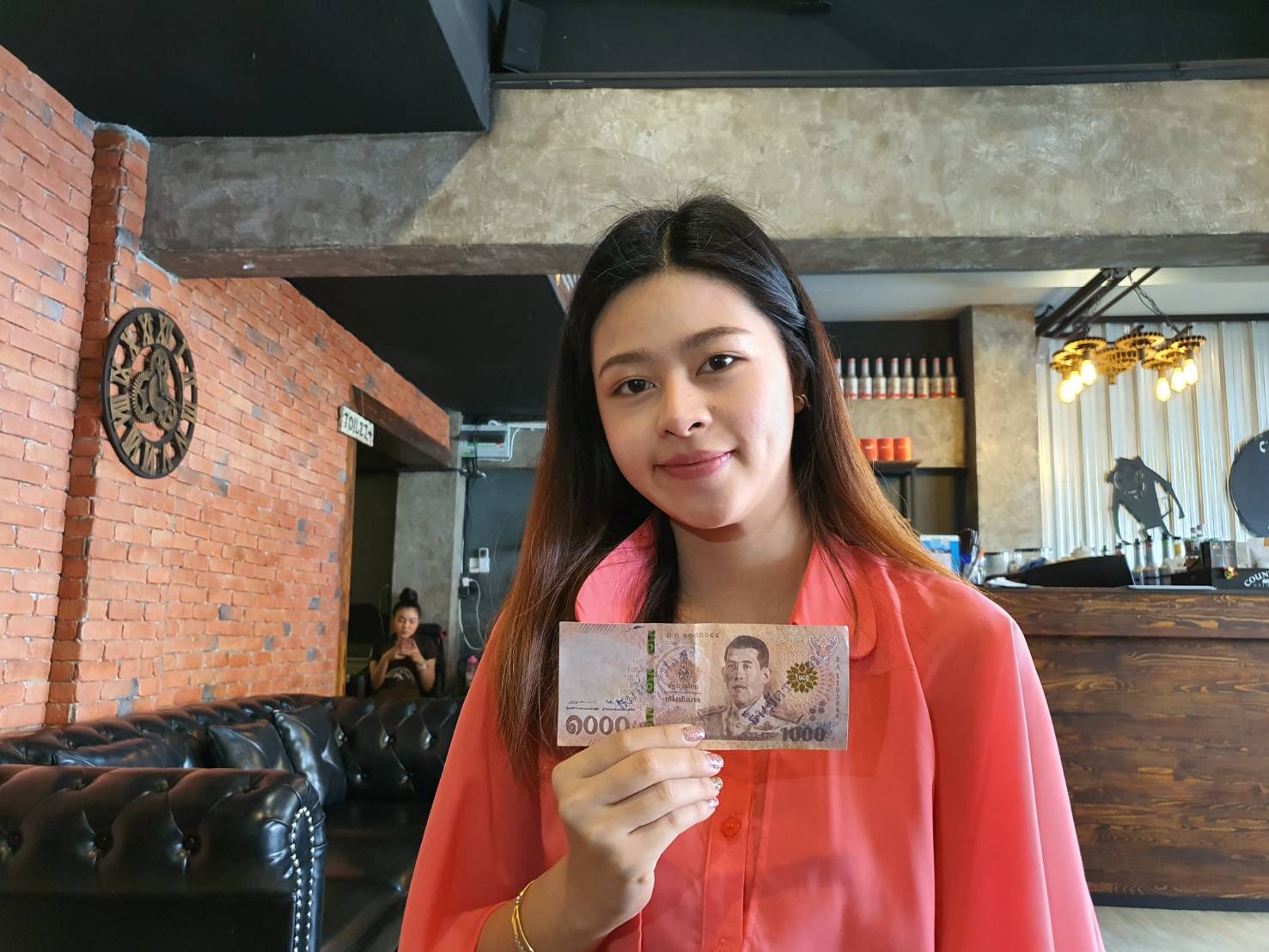 สาวเจ้าของร้านยำ "โฮชิโร่" สุดเซ็ง พบแบงก์พันปลอม อาศัยจังหวะชุลมุนเอามาซื้อของ