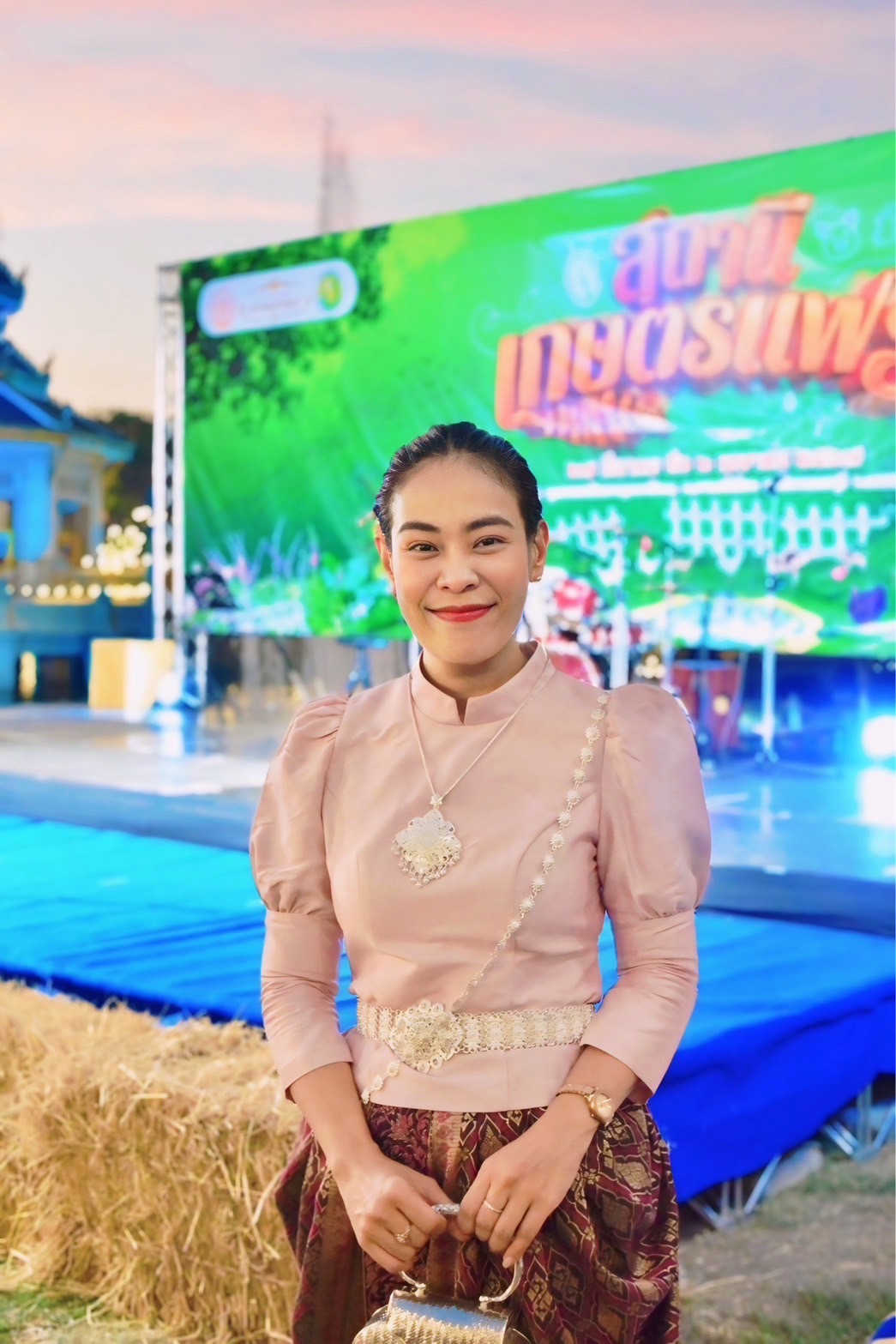 สถานีเกษตรแฟร์ คึกคัก! สาวงาม อ.บางใหญ่ ครองมงกุฏ "ธิดาเกษตรนนท์" คนแรก