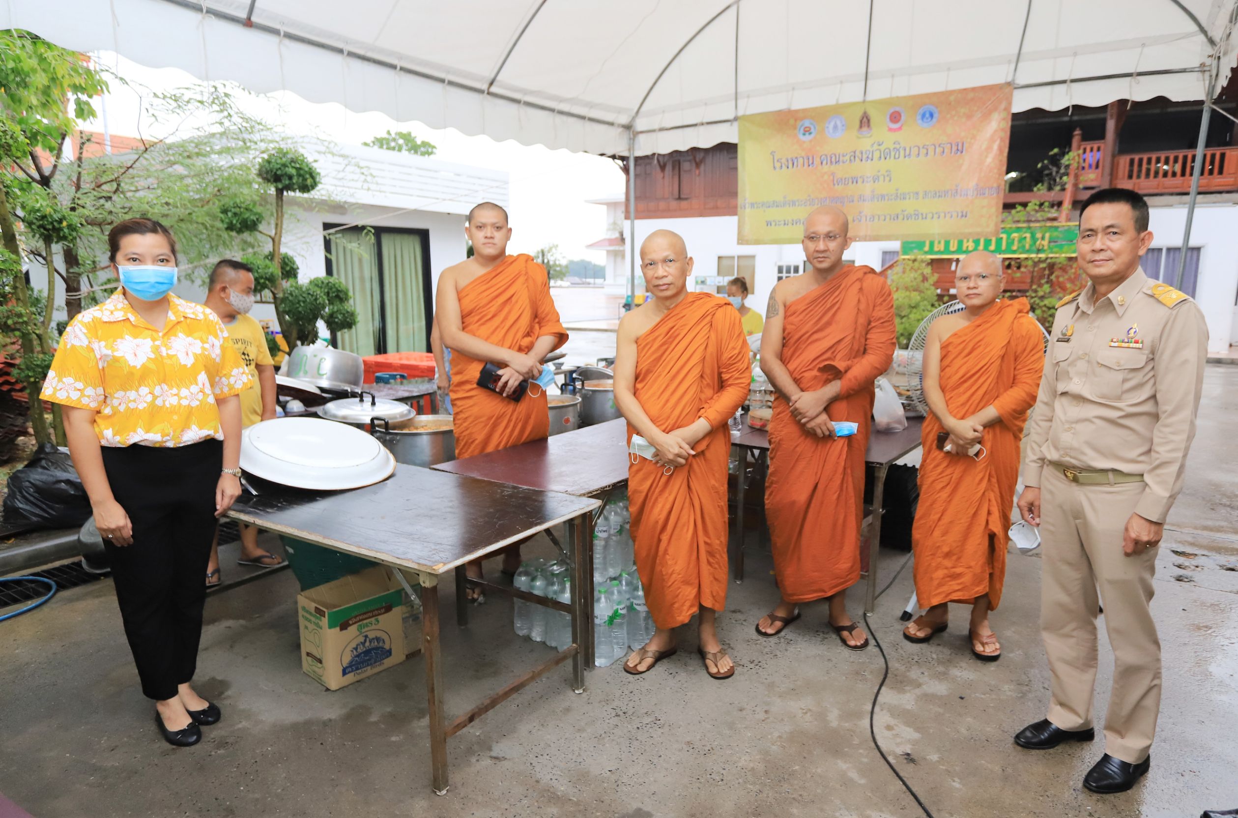 สมเด็จพระมหาวีรวงศ์ เลขานุการสมเด็จพระสังฆราชลงพื้นที่ตรวจเยี่ยมให้กำลังใจศูนย์ช่วยเหลือประชาชน(โรงทาน)วัดชินวรารามวรวิหาร