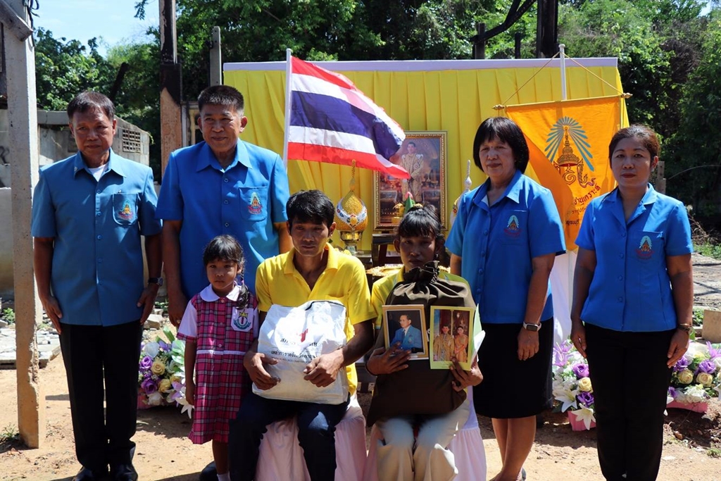 รอง ผวจ.กาญจนบุรี เชิญสิ่งของพระราชทานมูลนิธิราชประชานุเคราะห์ฯ มอบผู้ประสบอัคคีภัยพื้นที่ อ.พนมทวน
