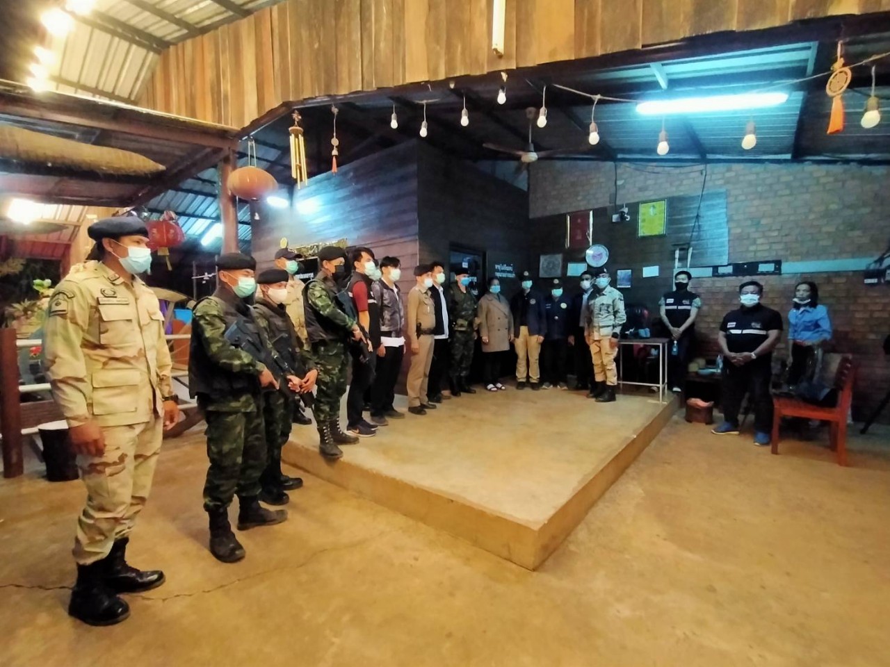 อ.ท่าบ่อตรวจสถานประกอบการ ฯ ป้องกันโควิด-19 พร้อมจัดกำลังคุมเข้มตามแนวชายแดนสกัดลักลอบเข้าเมืองผิดกม.
