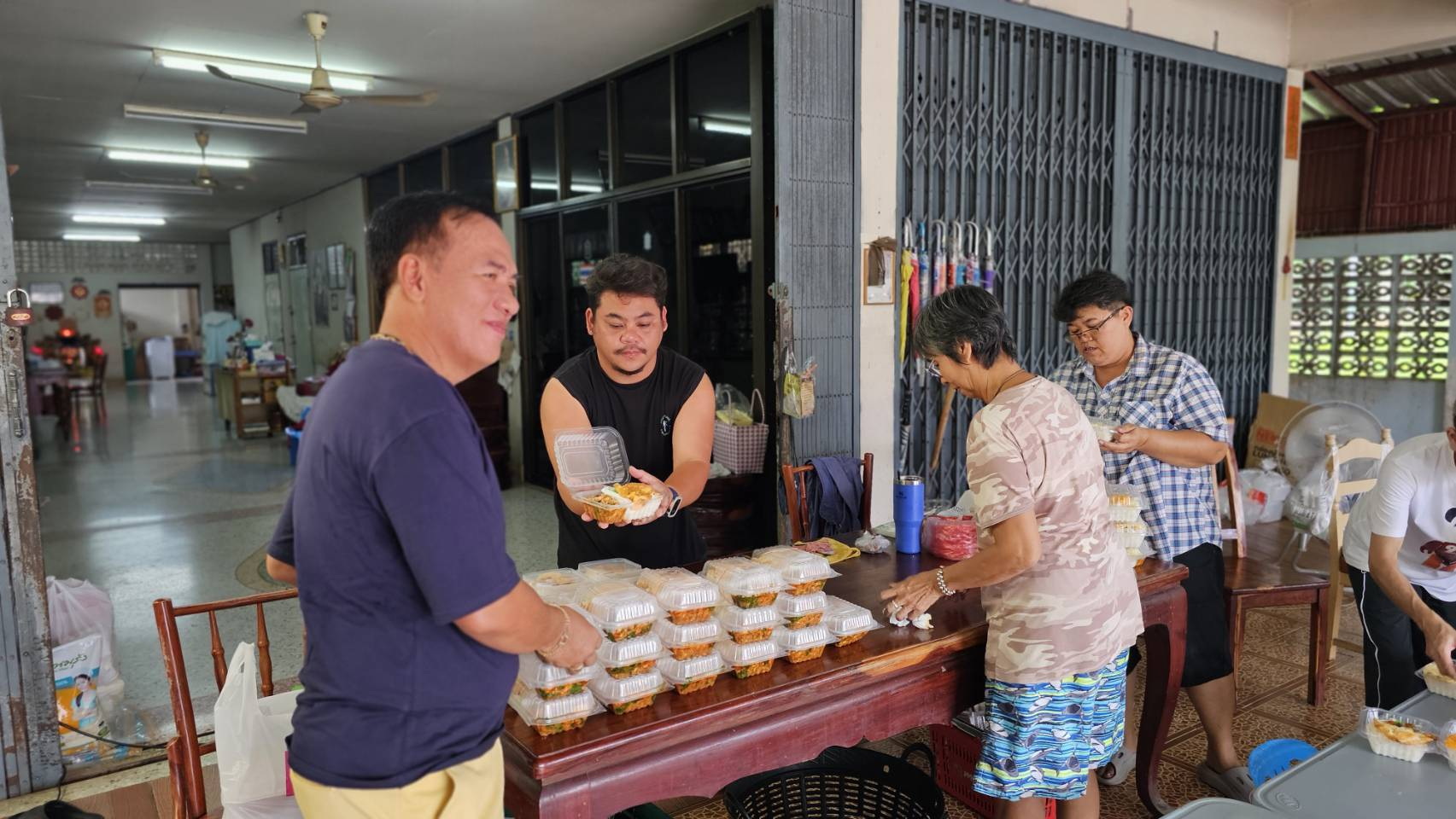 ประชาชนแนวหลัง'อรัญประเทศ'รวมพลังจัดทำอาหารและสิ่งของจำเป็นส่งมอบกำลังใจให้ทหารแนวหน้า 