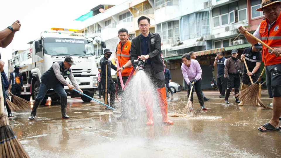 “ยศชนัน” นำทีมจิตอาสาลุยฟื้นฟูเทศบาลน่านหลังน้ำลด เร่งเยียวยา ชู GIS-Digital Twin เตือนภัยแม่นยำ
