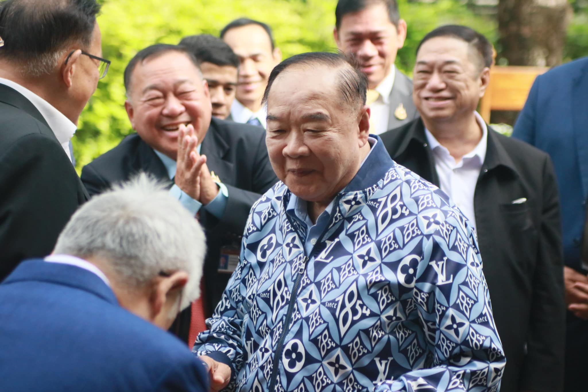 "บิ๊กป้อม" ปัดออกความเห็นปม เอ็มโอยู 44 สั่งทำทุกวิถีทางเพื่อยกเลิก