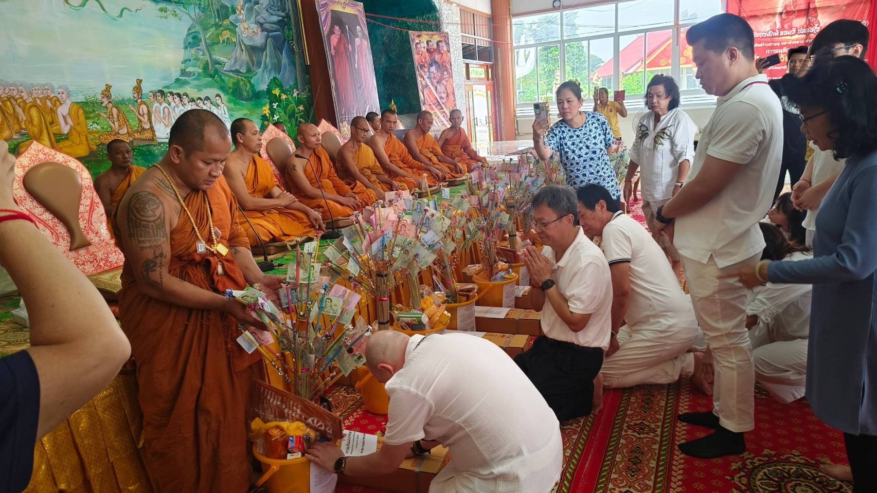 แรงศรัทธา! “พระอาจารย์โชติ”จาก “ศรีสะเกษ” ดังไกลข้ามประเทศนักแสวงบุญชาวอินโดนีเซียแห่ทอดผ้าป่า 
