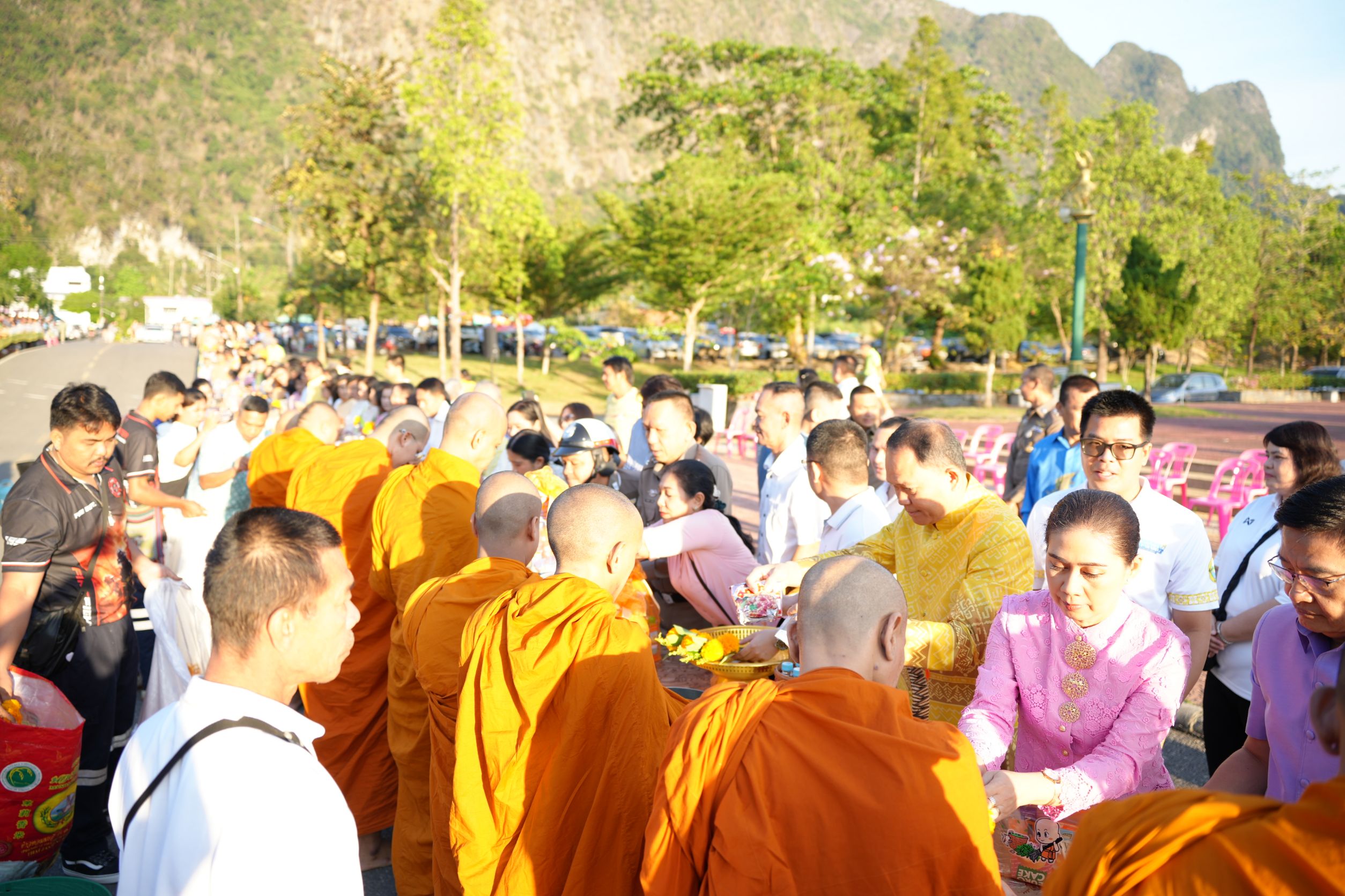 ชาวพังงา ร่วมทำบุญตักบาตรในวันขึ้นปีใหม่ เสริมสิริมงคลรับวันแรกของปี 2568