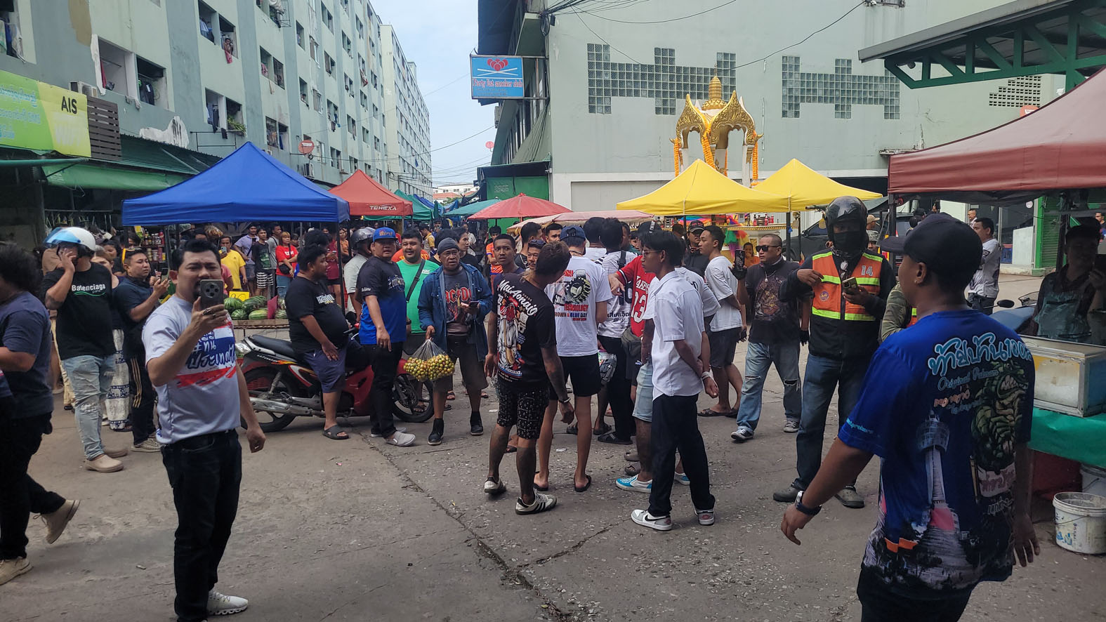 เต้ อาชีวะ ลงพื้นที่คอนโดย่านบางปู หาตัวหนุ่มเขมรโพสต์ภาพร่วมกลุ่มไปปราสาทตาเมือนธม       