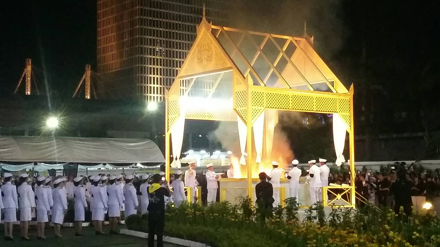 น้ำตานองพสกนิกรหลั่งน้ำตาส่งเสด็จพ่อหลวงสู่สวรรคาลัย