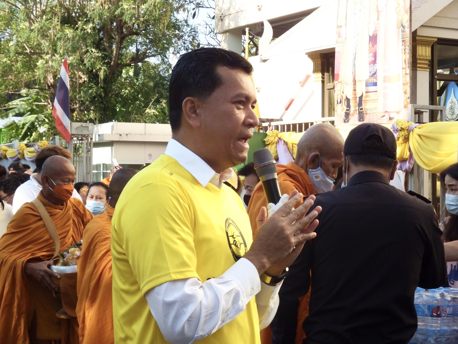 ปีที่ 8.!! "เชาว์"นำชาวห้วยขวาง ตักบาตรถวายเป็นพระราชกุศล ให้ในหลวงรัชกาลที่ 9  เชื่อคนไทยจงรักภักดี ใครก็สั่นคลอนสถาบันกษัตริย์ไม่ได้