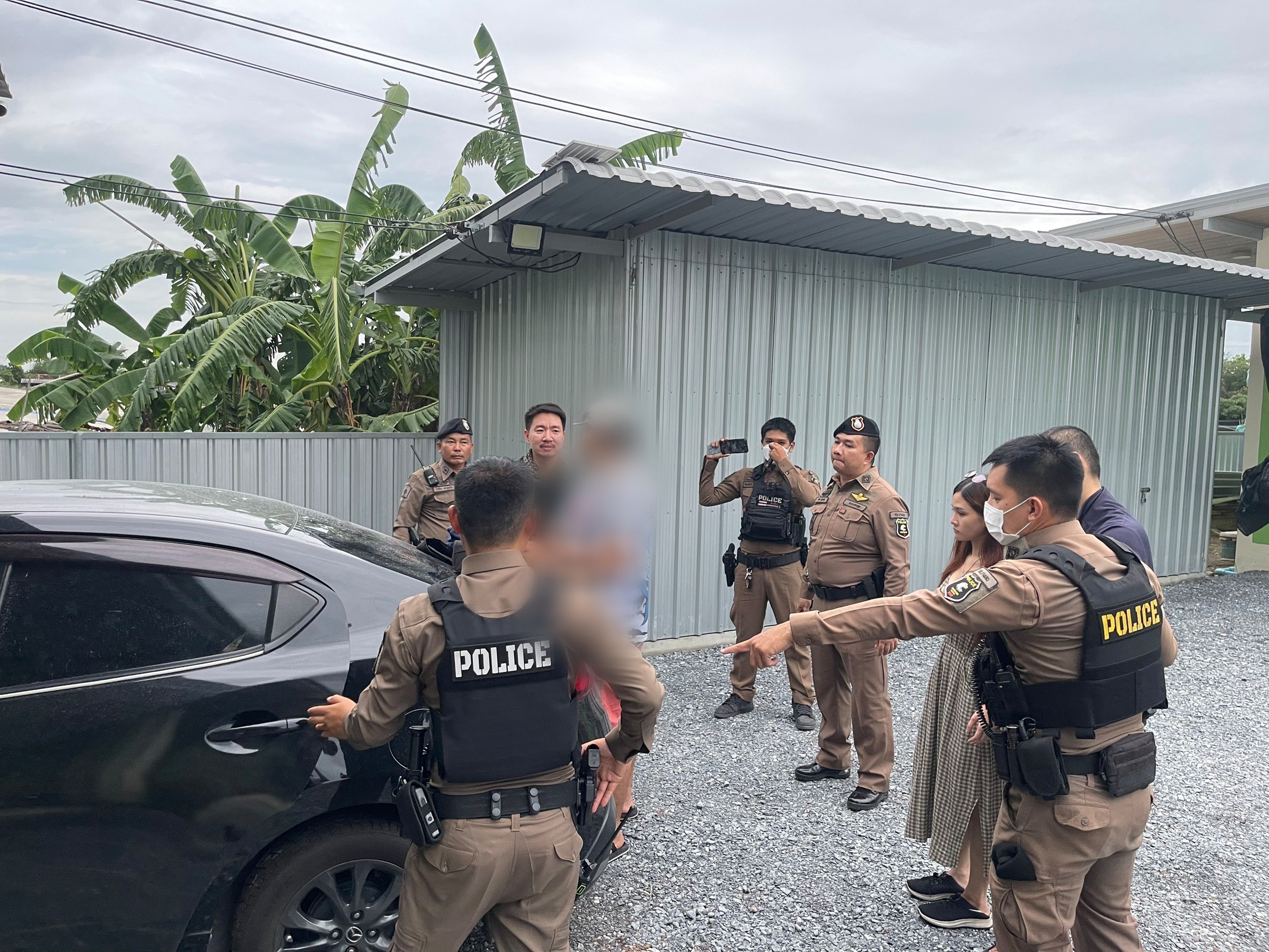ตร.สภ.บางเลน รวบ ตี๋ อ้างตำรวจ ร้อยเอก พร้อมอาวุธปืน ขนาด 9 มม.2 กระบอก เสื้อเกราะกันสุน 2 ตัว กระสุนขนาด 9 มม.กว่า 200 นัด ยาเสพติด