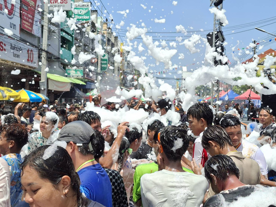 โคตรคึกคัก! “ปัตตานี” เปิดอุโมงค์น้ำ 650 เมตรยาวสุดในไทย คนแห่เล่นน้ำล้นทะลัก