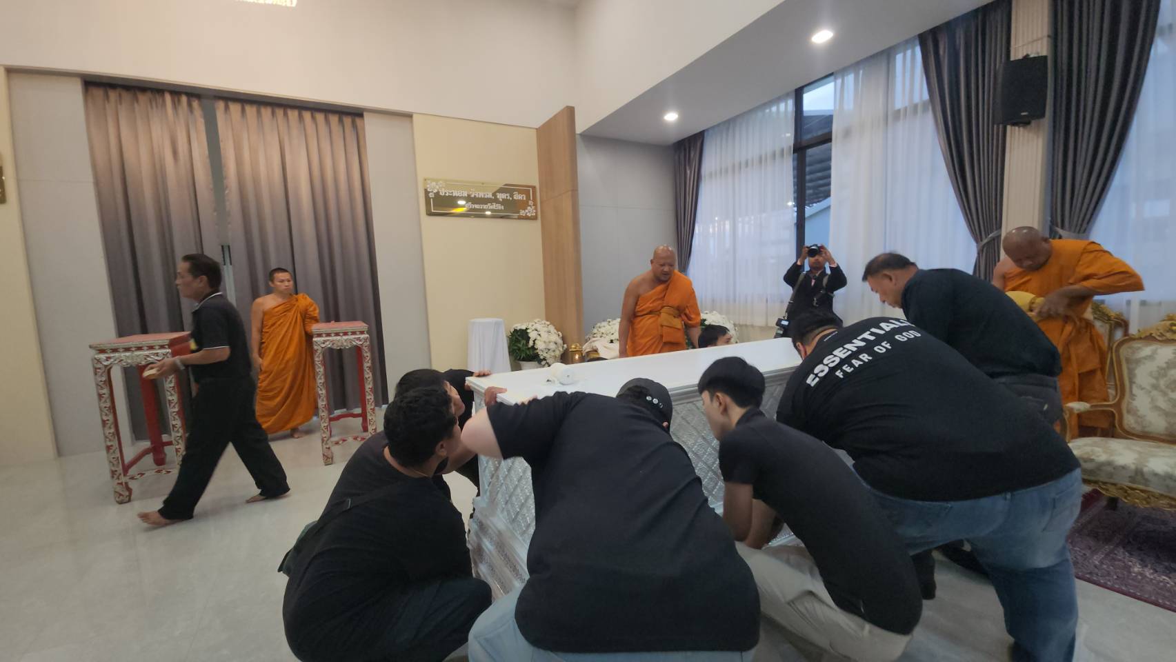 คนดังวงการบันเทิงร่วมรดน้ำศพ'แดน บุรีรัมย์'ท่ามกลางความอาลัยการสูญเสียบุคคลสำคัญ
