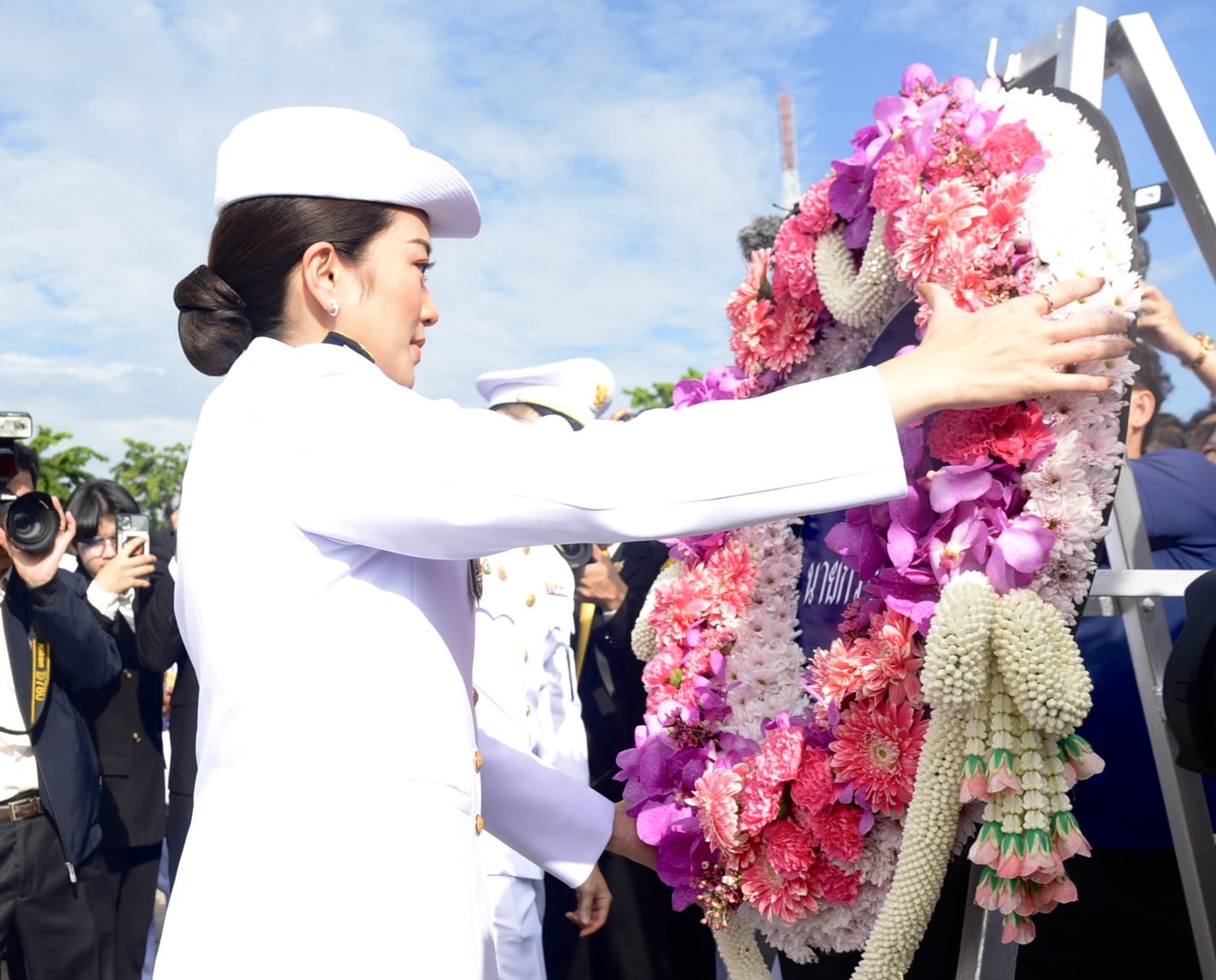 นายกฯนำคณะรัฐมนตรี วางพวงมาลาเนื่องในวันปิยมหาราช 