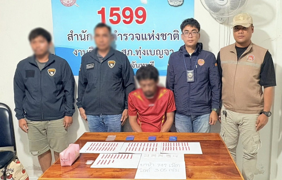 "ฝ่ายปกครองท่าใหม่" บุกจับ "หัวจ่ายยานรก" ซุกยาบ้าเกือบ 800 เม็ดในห้องเครื่องรถ