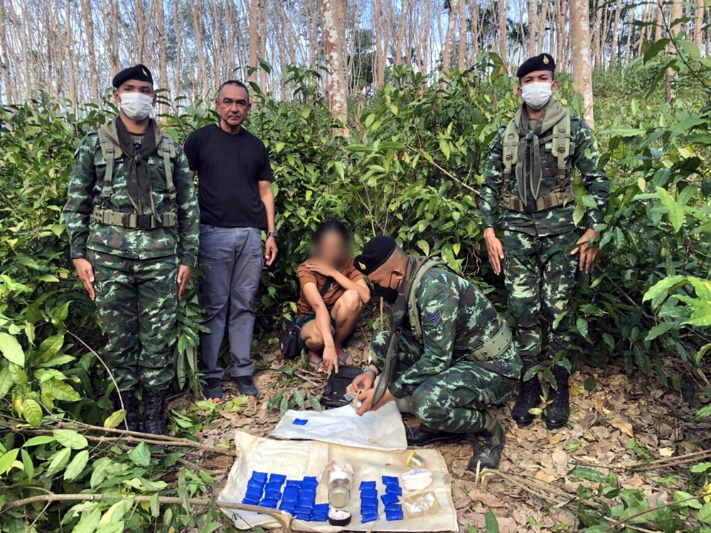 ฉก.ร.25 กกล.เทพสตรี-สภ.ปากจั่น บุกรวบเอเย่นต์ค้ายาบ้าซุกในป่าสวนยางพารา   